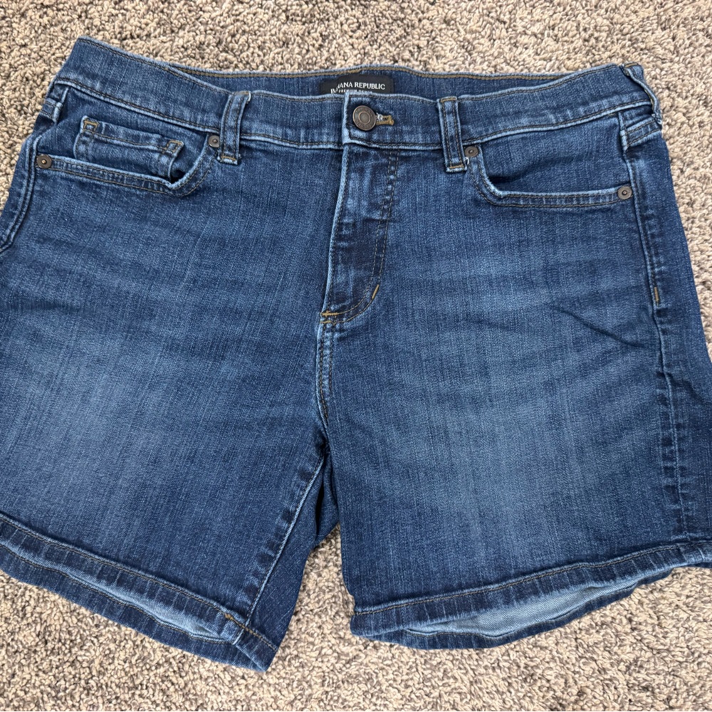 Banana republic size 6 shorts! Premium denim.